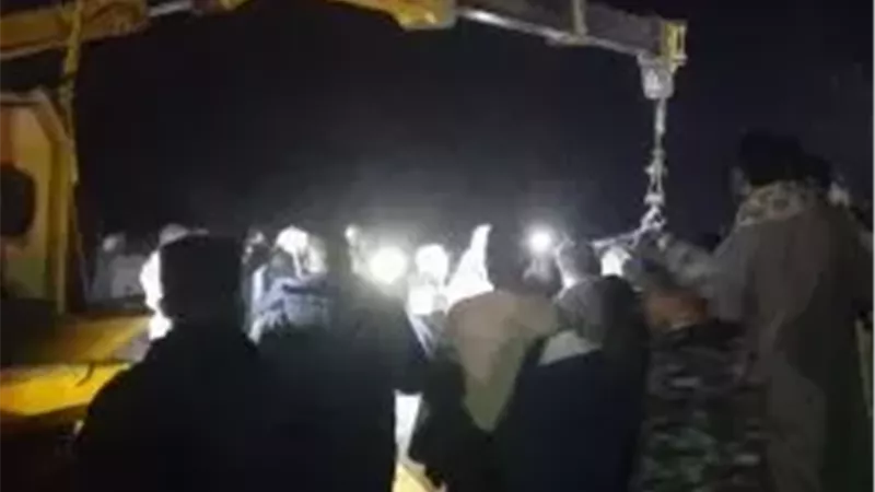 انتشال سيارة ملاكي من ترعة المريوطية.. والتحريات: اختلال عجلة القيادة