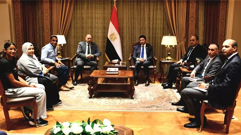 وزير الرياضة يلتقي بطلة مصر والعالم فى الخماسي الحديث 