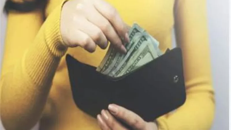 حكم أخذ الزوجة من مال زوجها دون علمه.. أمين الفتوى يوضح