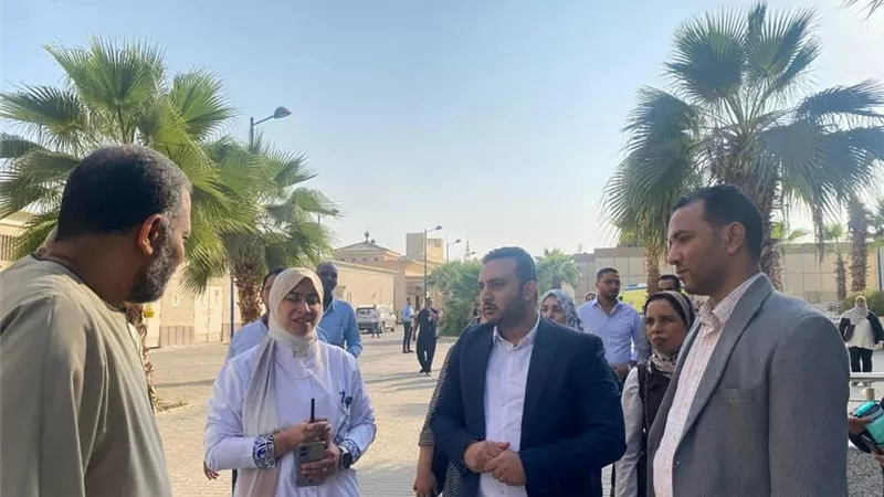 في جولة بمستشفى الكرنك الدولي.. مدير الرعاية الصحية بالأقصر يتابع أداء الفرق الطبية