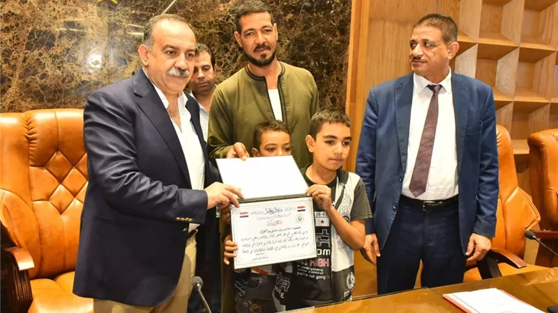  محافظ أسيوط يكرم المواطن الذي أنقذ أطفال 