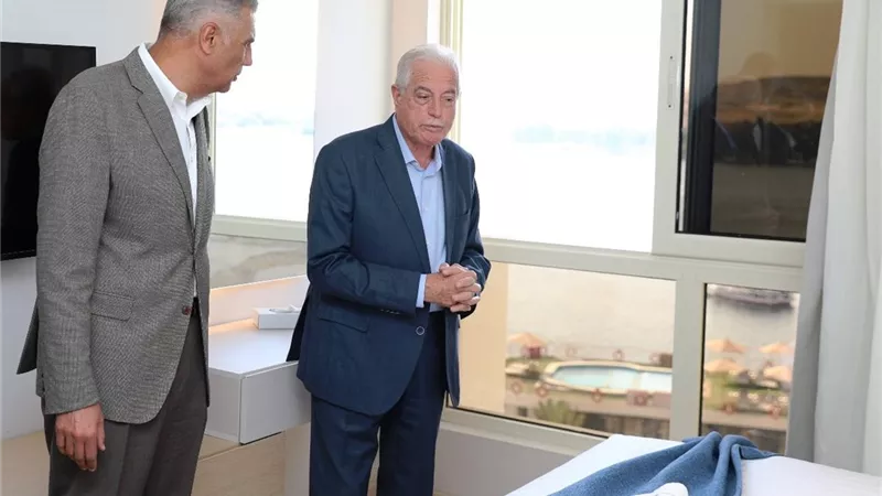 مستشار الرئيس ومحافظ أسوان يتفقدان أعمال تطوير فندق 