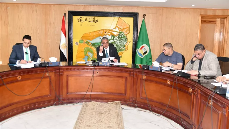 محافظ الفيوم يتابع معدلات الأداء في ملف 