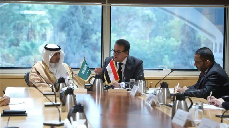 مصر والسعودية تبحثان تعزيز التعاون الصحي وتوطين الصناعات الدوائية