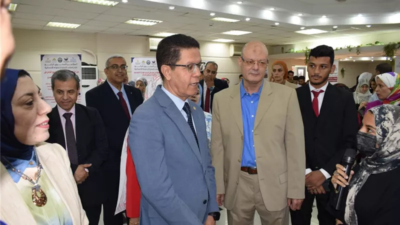 رئيس جامعة بنها يفتتح معرض مشروعات طلاب الدراسات العليا