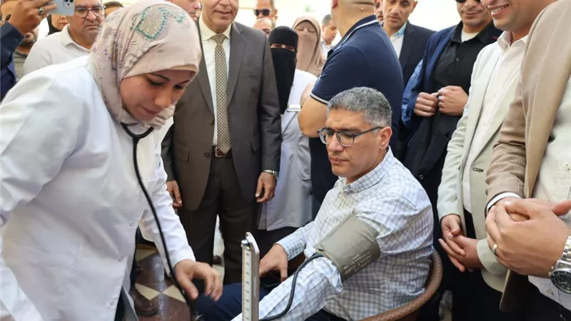 انطلاق قافلة علاجية بجامعة القاهرة بالتعاون مع «حياة كريمة»