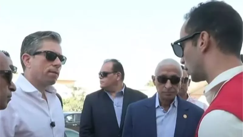 وكيل الأمين العام للأمم المتحدة يتفقد المركز اللوجيستي للهلال الأحمر بالعريش