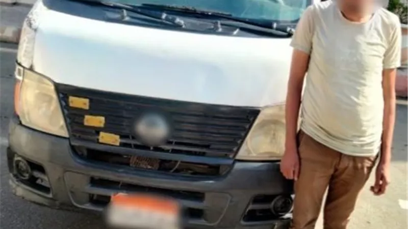 القبض على سائق حمّل ركابًا فوق الحد ورفع الأجرة