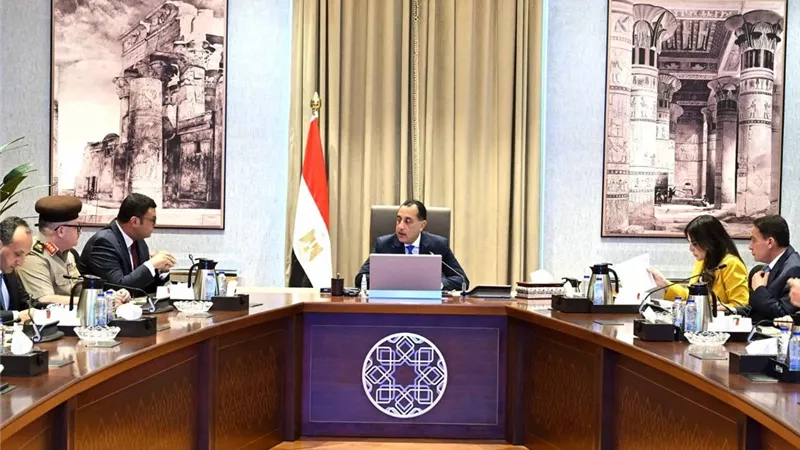 رئيس الوزراء يوجه بسرعة تسليم 2000 وحدة بديلة في جزيرة الوراق
