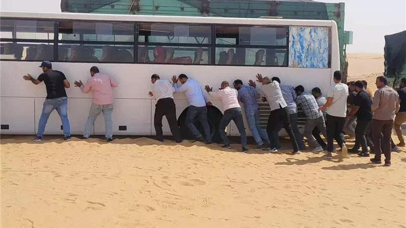 معلمو الوادي الجديد يصرخون..نحتاج وسيلة نجاة لا وسيلة نقل |صور