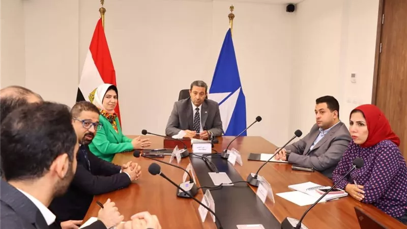 محافظ دمياط يناقش تطبيقات التطوير المؤسسي والتحول الرقمي