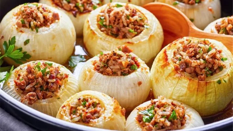 طريقة عمل محشي البصل.. وصفة تقليدية بطعم شرقي مميز