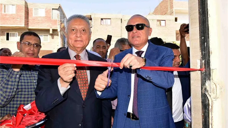 محافظ الأقصر يفتتح فرعًا جديدًا لمكتبة مصر العامة ويطلق سوق اليوم الواحد بالطود