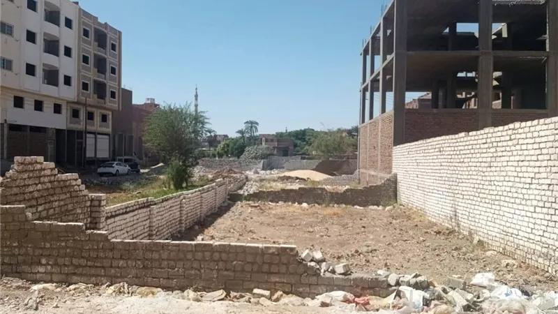 إزالة 4 أسوار وحالتي بناء مخالف بشارع قرية المنصوري بالأقصر
