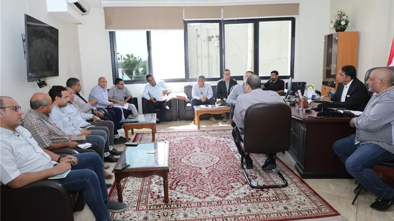 سكرتير عام بني سويف يبحث حل أزمة تسرب مياه الصرف بالطريق الصحراوي الغربي