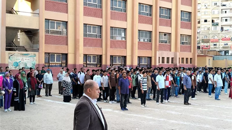إحالة معلم للتحقيق في قنا لاستخدمه الموبايل خلال طابور الصباح
