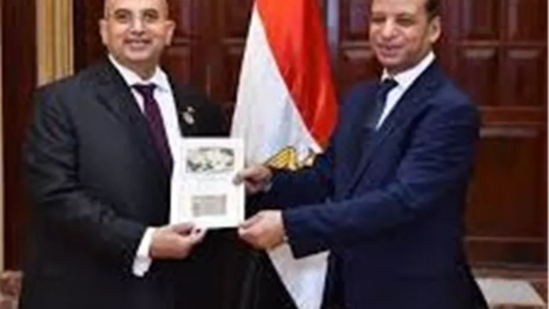 النائب أشرف عبدالغني يتسلم كارنية عضوية مجلس الشيوخ