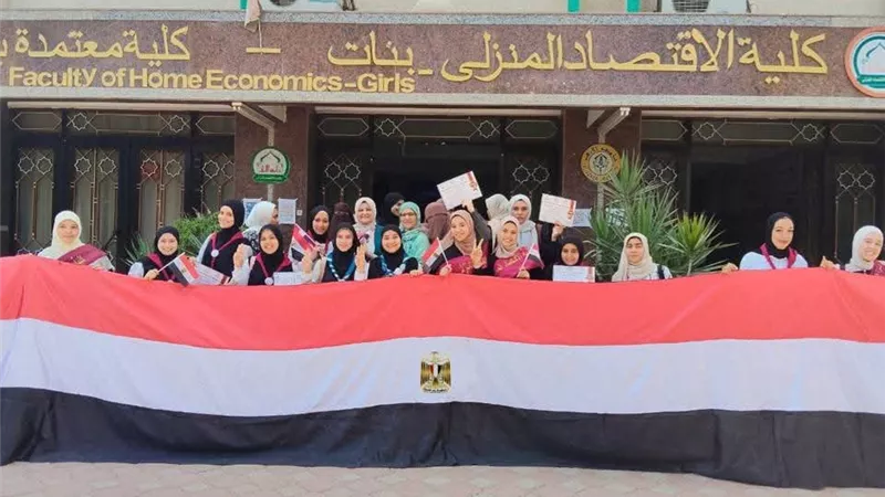 كلية الاقتصاد المنزلي تحتفل بانتصارات أكتوبر وتستقبل طالباتها وتكرم المتفوقات