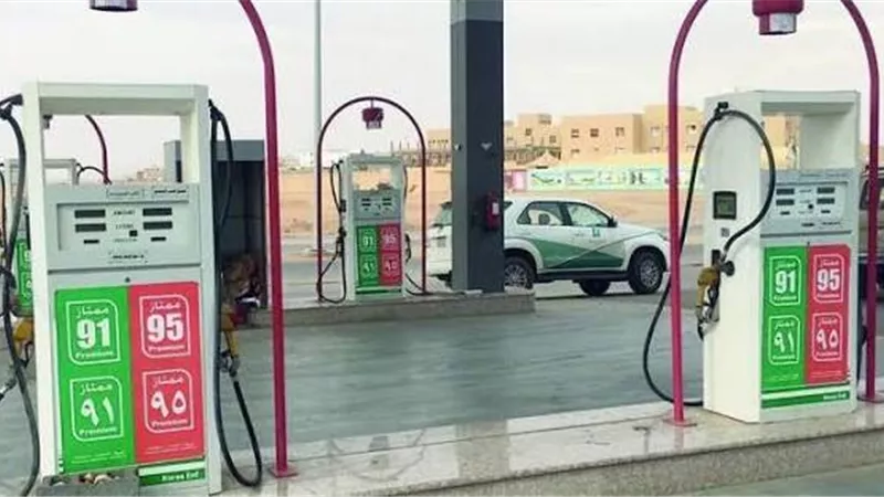 تموين الإسماعيلية ترفع درجة الاستعداد ورقابة محطات الوقود عقب زيادة أسعار البنزين 