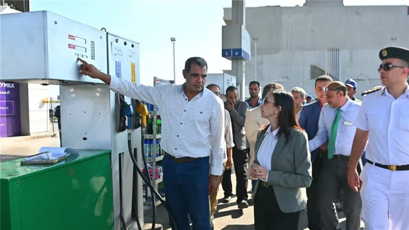 محافظ البحيرة تتابع تطبيق التعريفة الجديدة للوقود والأجرة في أبو حمص