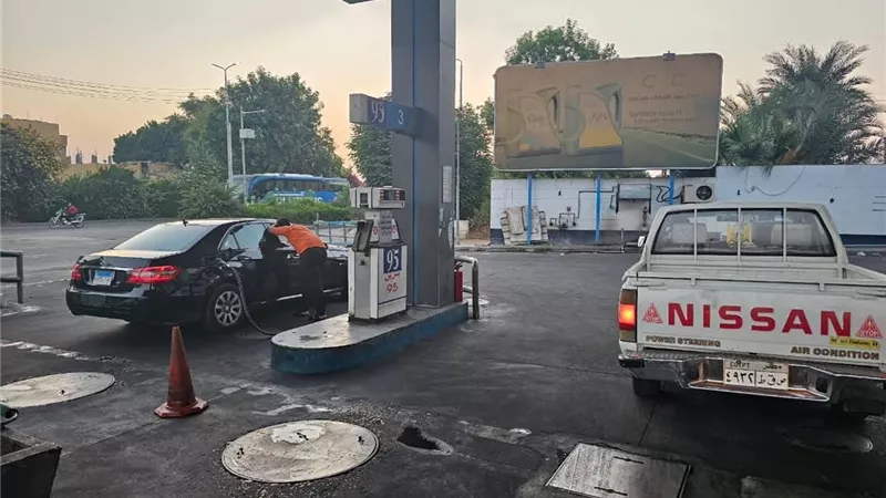 وكيل تموين الأقصر يتفقد محطات الوقود عقب تحريك أسعار المواد البترولية