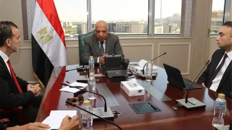 وزير الكهرباء يبحث مع مسؤولي 