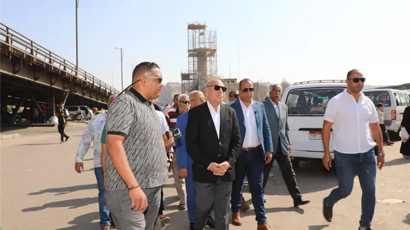 محافظ القاهرة يتفقد مواقف النقل الجماعي للتأكد من الالتزام بالتعريفة الجديدة ومنع استغلال المواطنين