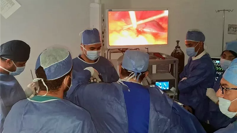 الرعاية الصحية تشغل وحدة المناظير الجراحية لأول مرة في مستشفى كوم إمبو
