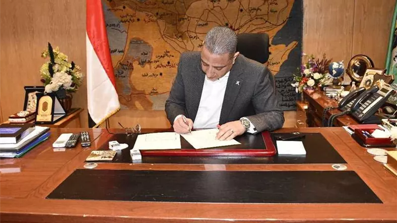 محافظ الفيوم يعتمد التعريفة الجديدة لسيارات الأجرة والتاكسي بعد زيادة البنزين