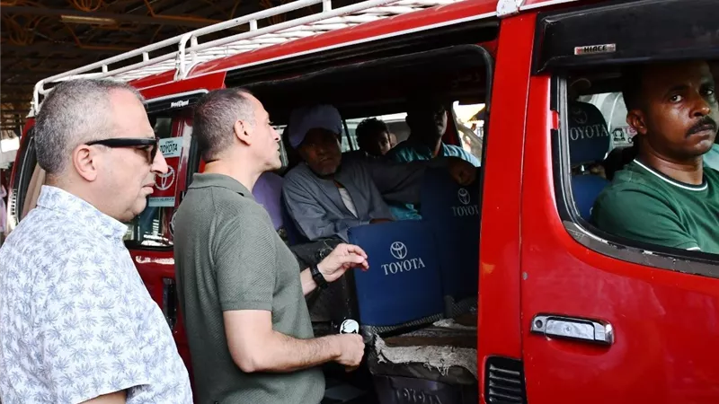 بعد تحريك الأسعار.. نائب محافظ أسوان يتفقد مواقف السيرفيس لضبط المخالفين