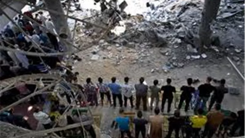 رغم دمار المساجد.. أول صلاة جمعة بغزة بعد وقف الحرب | فيديو