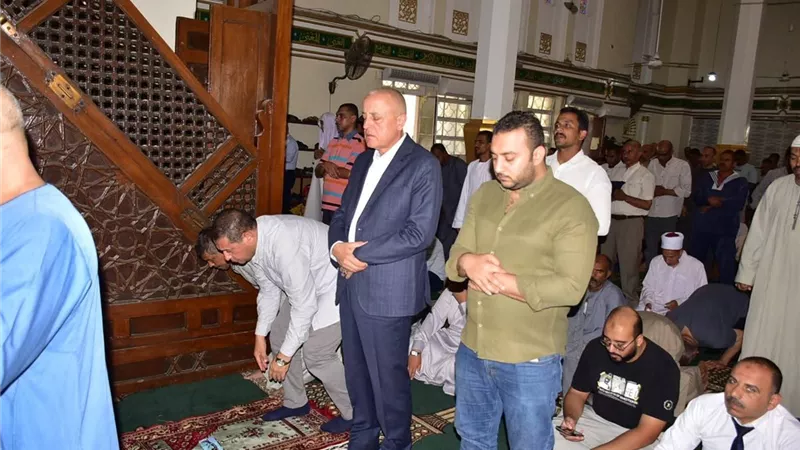 محافظ الأقصر يؤدي صلاة الجمعة بمسجد أحمد ويتفقد أعمال رفع كفاءته