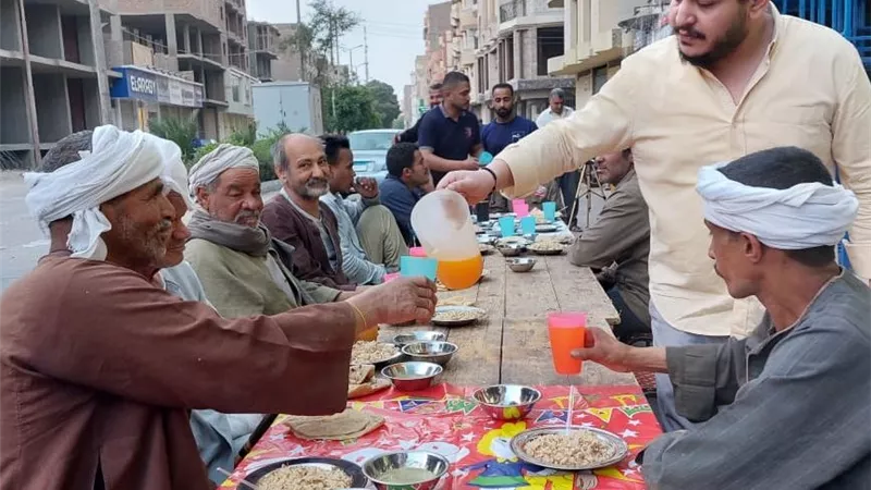 عبادة إذا فعلتها تدخل الجنة بسلام.. الأزهر يوضح فضائل إطعام الطعام
