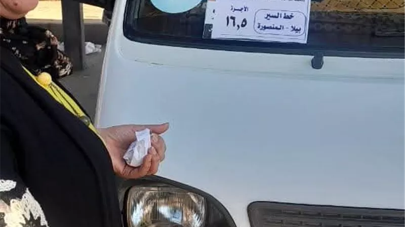 رئيس مدينة بيلا بكفر الشيخ تتابع تطبيق الأسعار الجديدة وتضبط تعريفة الركوب