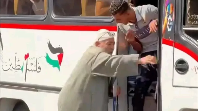 إخلاء سبيل السائق والكمسري في واقعة سقوط مسن الدقهلية 