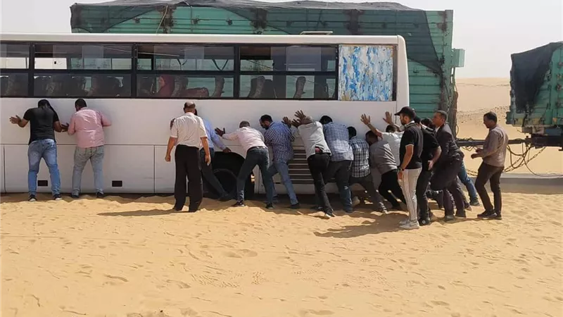 بعد أزمة معلمو الأتوبيس.. الوادي الجديد تدفع بمعدات لإزالة الرمال المتحركة
