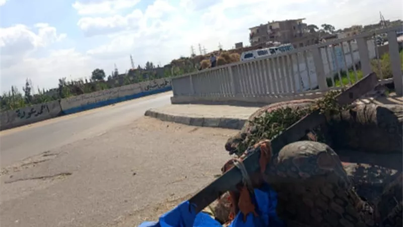 استجابة فورية لشكاوى المواطنين.. إزالة بروز جزء معدني بكوبري عاشور بدمنهور