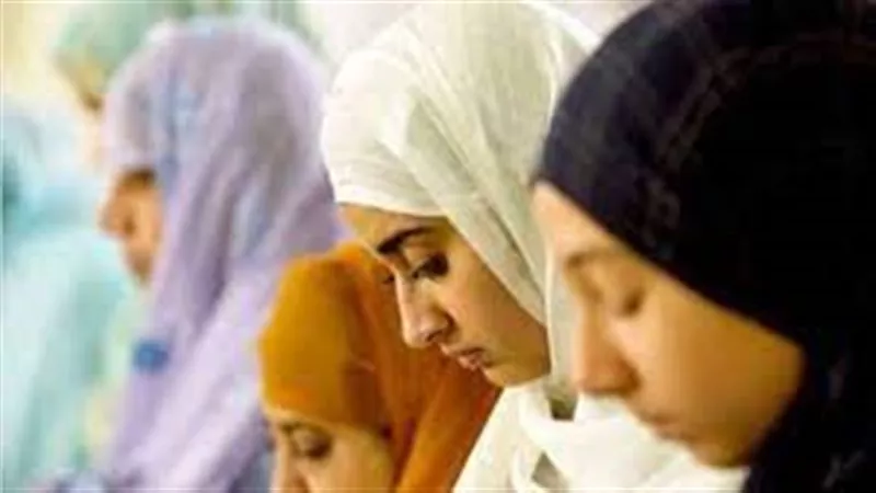 ما حكم صلاة المرأة في مكان يراها فيه الرجال؟ مركز الفتوى يجيب
