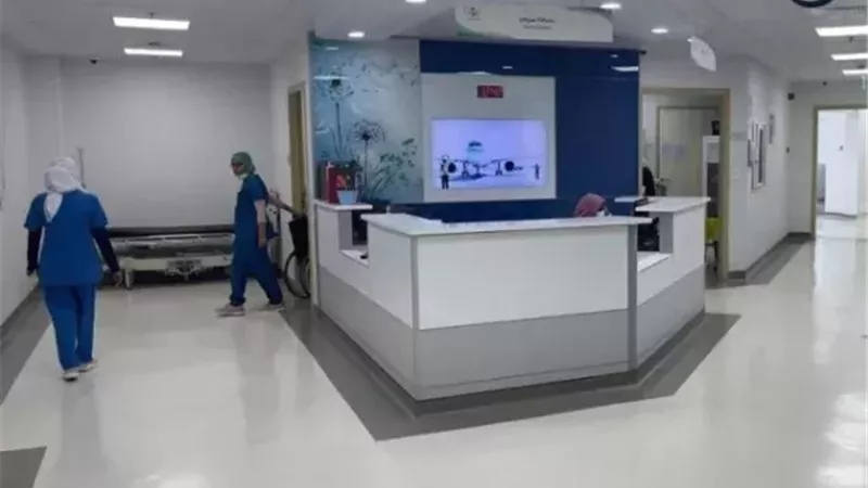 القبض على موظف تعدى على طاقم تمريض وأتلف جهاز طبي بمستشفى الوراق