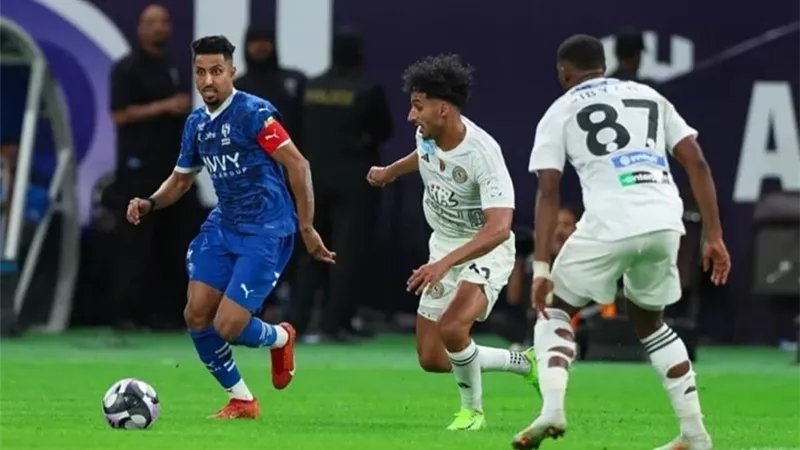 قمة كروية منتظرة بين الهلال والاتفاق في دوري روشن اليوم