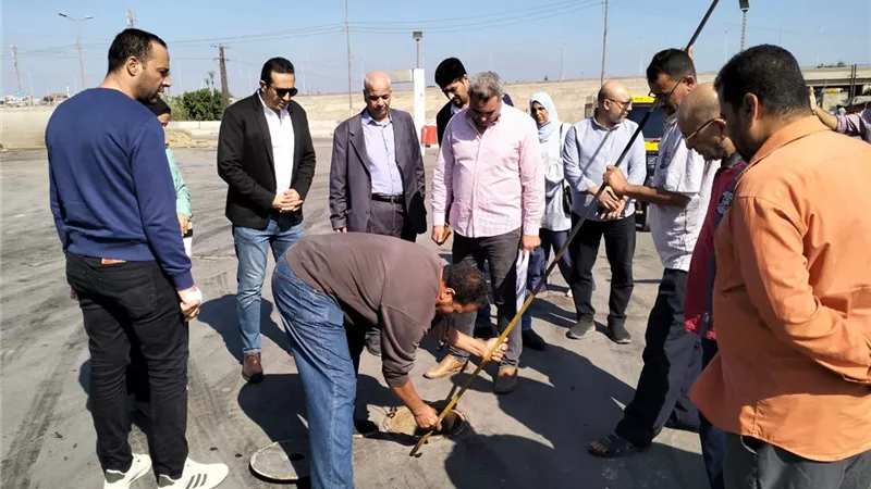 نائب محافظ البحيرة يتفقد مواقف السيارات لمتابعة الالتزام بالتعريفة الجديدة