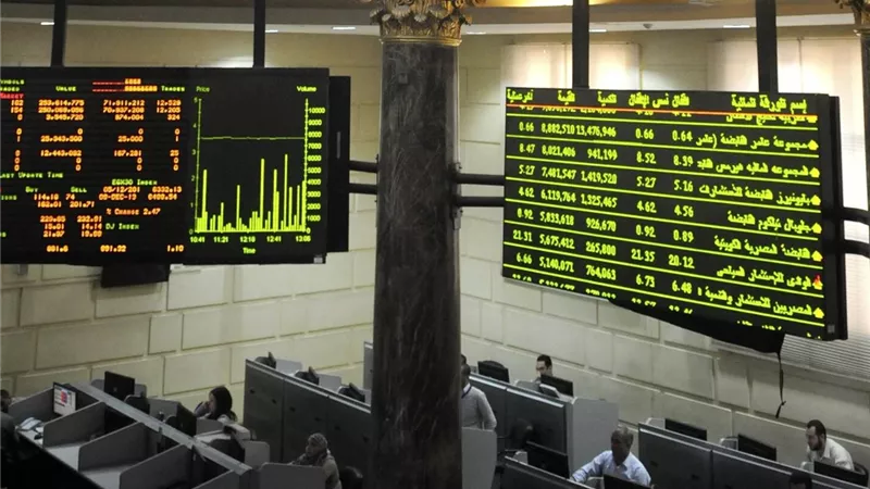 لماذا يراهن المستثمرون على القطاعات الدفاعية في البورصة؟.. خبير يوضح لـ