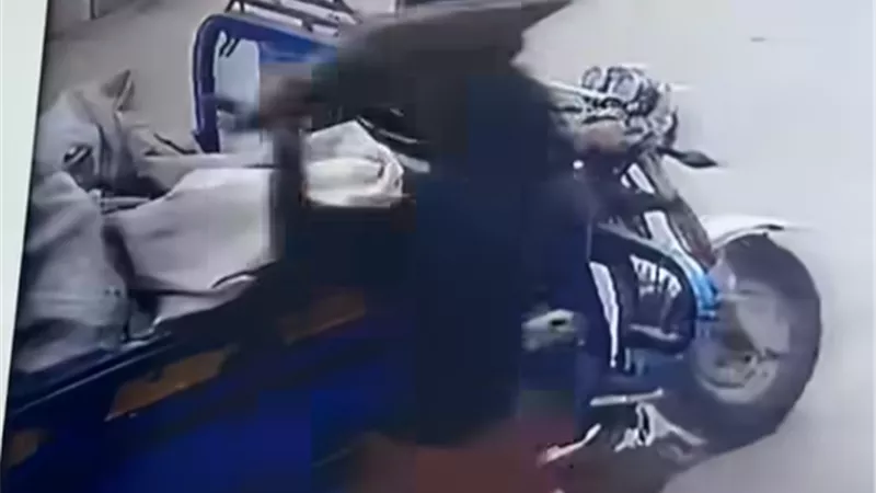 الأمن يلاحق شابين سرقا أغطية غرف التفتيش بمدينة 6 أكتوبر