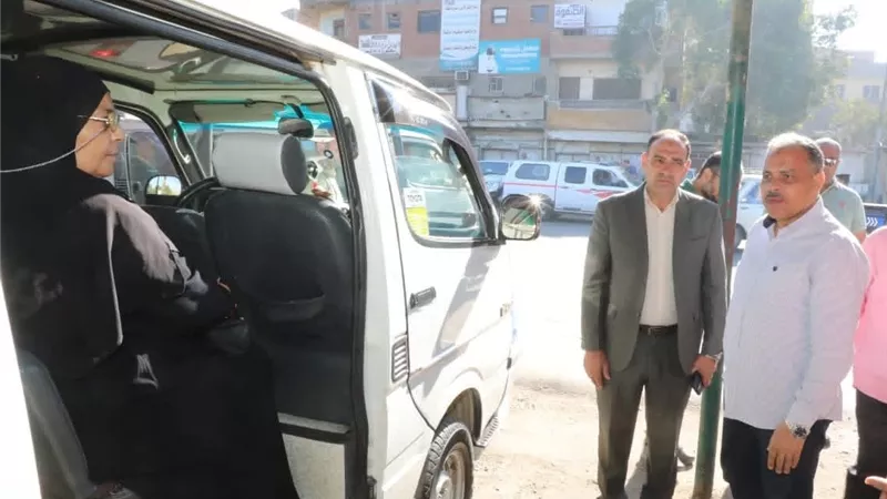 محافظ الشرقية يتفقد مواقف الأجرة ويستمع لشكاوى المواطنين حول التعريفة الجديدة | صور