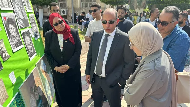 طلاب كلية طب قصر العيني ينظمون معرضا فنيا ومشغولات يدوية احتفالا بأكتوبر