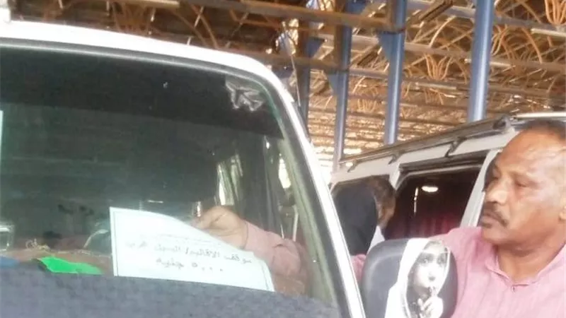 محافظ أسوان: استقرار الحالة العامة والتشغيل الطبيعي لسيارات السيرفيس