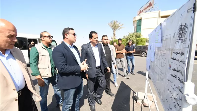 جولة ميدانية.. وزير الإسكان يتابع تنفيذ مشروعات الطرق بالعاشر من رمضان