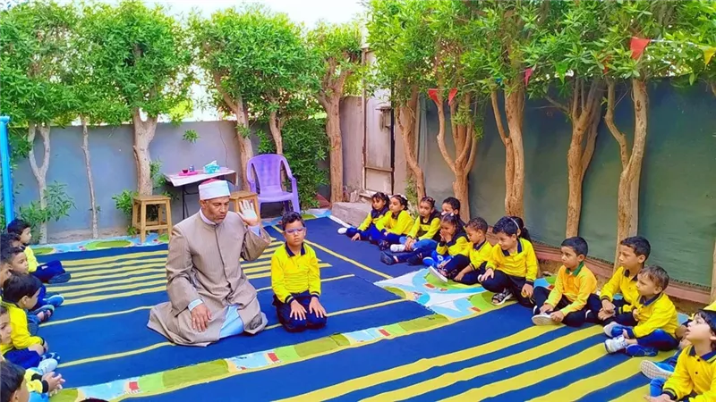واعظ بالأزهر الشريف أثناء تعليم الأطفال الصلاة في المدرسة| صور