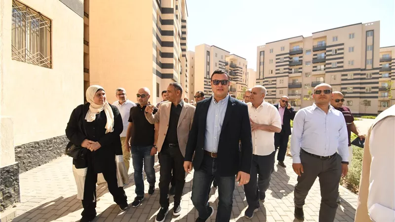 وزير الإسكان يتفقد 12 ألف وحدة بـ«سكن لكل المصريين» في العاشر من رمضان