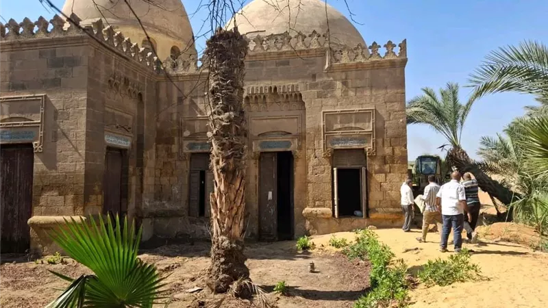 وزارة الآثار تعيد عمليات الهدم في مواقع تاريخية بالقاهرة